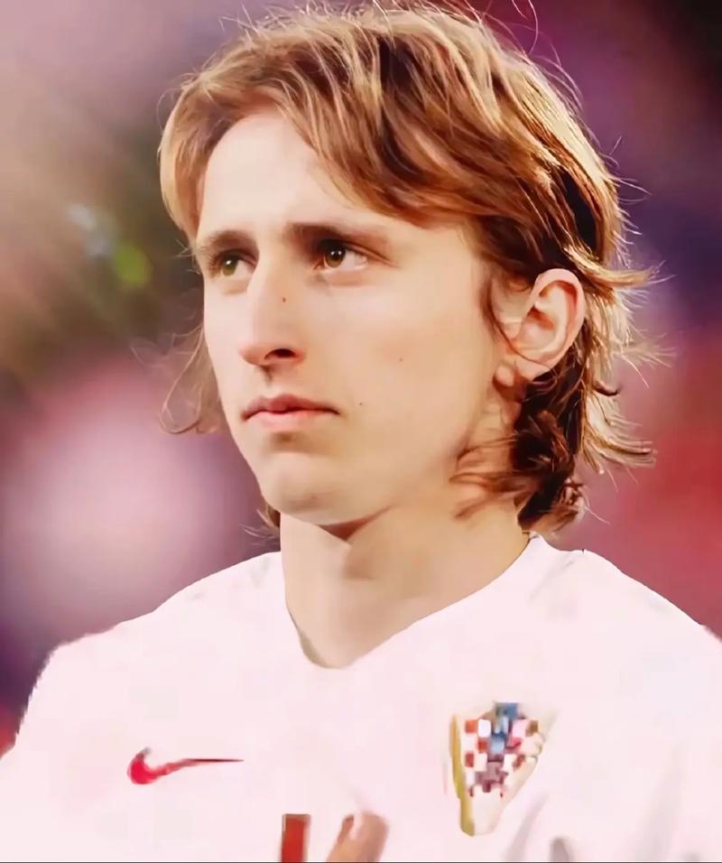 围绕着莱万与凯恩的转会传闻大家觉得拜仁会同意吗？