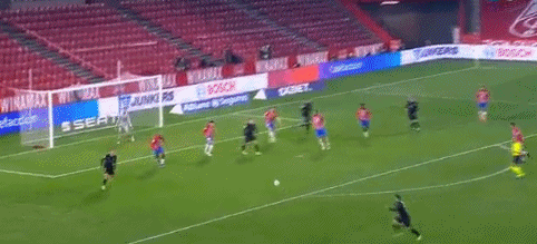 换个角度再看一次阿门这个球飞了多远，空中还闪过一人