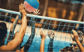 王建民在季后赛客场对阵印地安人，尽管遭遇大蚊子袭扰仍坚持投球